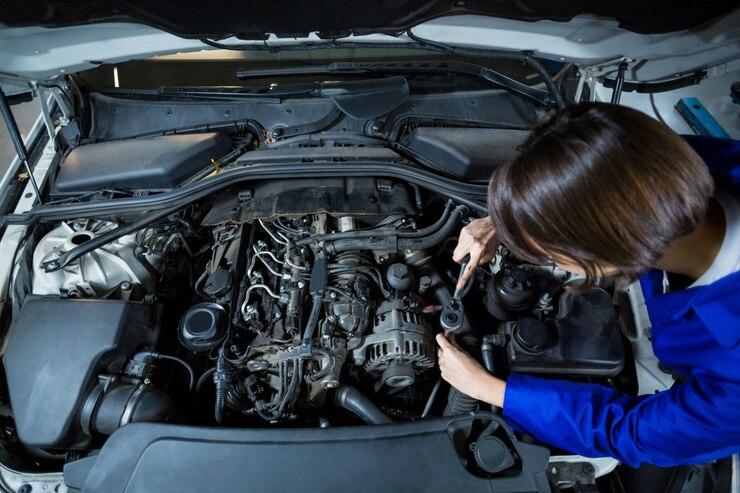 Como Escolher o Melhor Desengraxante para Lavar o Motor do Seu Veículo